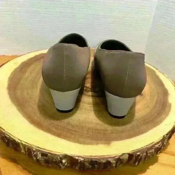 Beacon Comfort Well Two Toned Brown Tan Slip On Pumps Low Wedge Heel Size 11 W - Picture 5 of 9